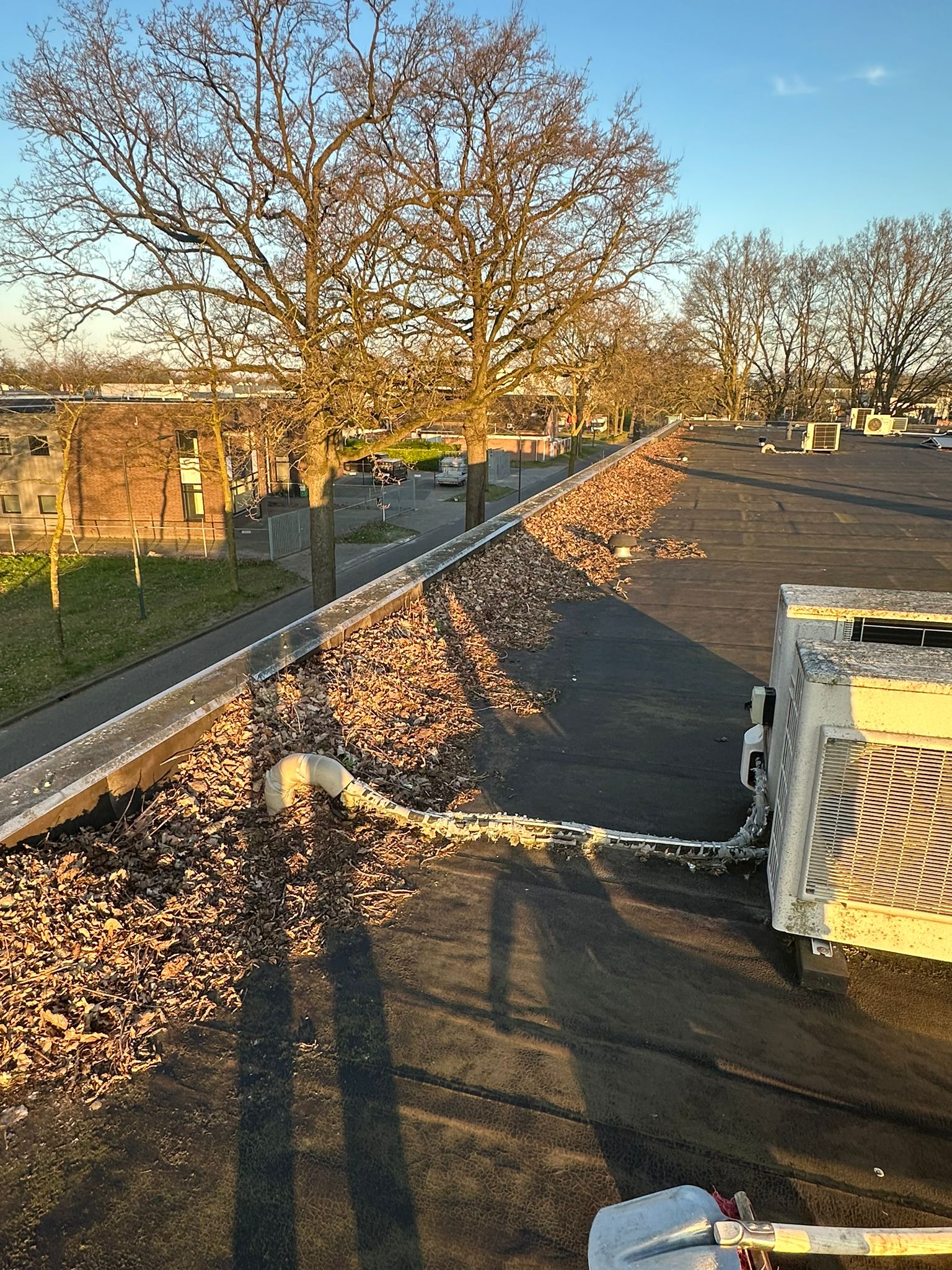 Plat dak onderhoud: waarom periodiek dakonderhoud onmisbaar is