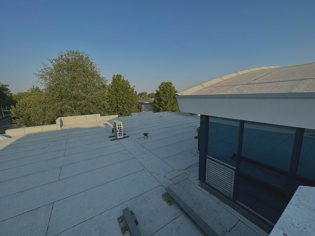 De voordelen van witte bitumen dakbedekking op platte daken